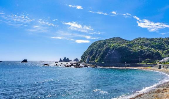 南伊豆町大瀬から見る岬と海と蓑掛岩の写真