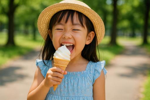 アイスを頬張る女の子 アイスを頬張る女の子の写真