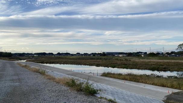 川が広がる田舎の風景の写真