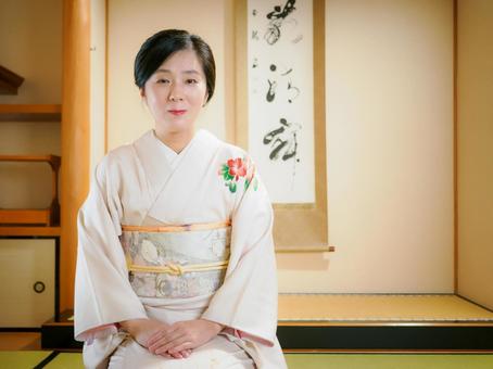 33:和服で微笑んでいる女性 33:和服で微笑んでいる女性 着物,ご挨拶,ごあいさつの写真素材