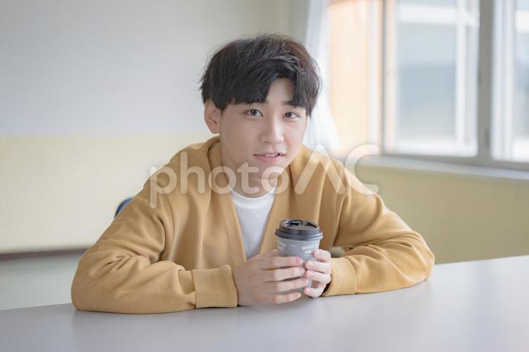 珈琲を持つ私服男性 カフェ,コーヒー,ホットドリンクの写真素材
