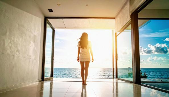 外を眺める女性の後ろ姿、海 外を眺める女性の後ろ姿、海の写真