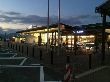 日没前綺麗な空と諏訪湖サービスエリア上り 日没前綺麗な空と諏訪湖サービスエリア上り 諏訪湖sa,サービスエリア,夜の写真素材