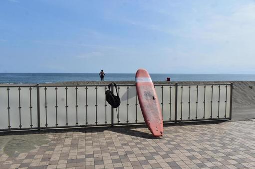 海辺のサーフボード 海辺のサーフボード 湘南,鵠沼海岸,海辺の写真素材