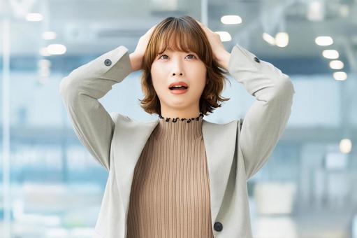 頭を抱えて困る女性・ビジネスウーマン 女性,困る,悩むの写真素材