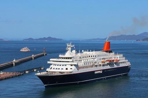 １０月中旬の高松港を出港するにっぽん丸 にっぽん丸,クルーズ船,旅客船の写真素材
