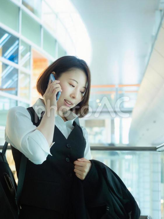 【女性】外回りの仕事をする女性 ol,オフィスレディ,女性の写真素材