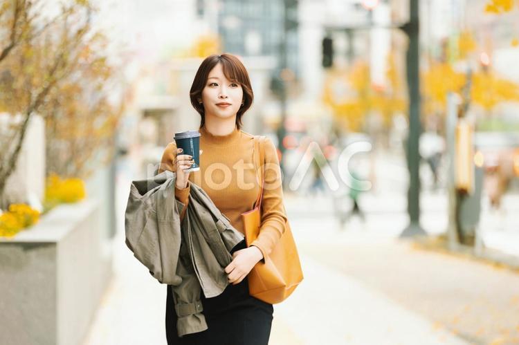 秋のオフィス街を歩く女性 女性,秋,ビジネスの写真素材