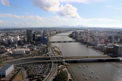 新潟市を流れる信濃川と柳都大橋、大河 新潟市を流れる信濃川と柳都大橋、大河の写真