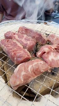 ホルモン焼肉屋で七輪炭焼き カルビ ホルモン焼肉屋で七輪炭焼き カルビ 焼肉,カルビ,七輪の写真素材