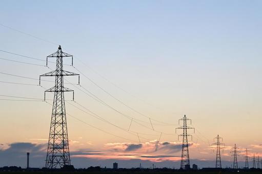 空を横切る電線と夕暮れのグラデーション 空を横切る電線と夕暮れのグラデーション 鉄塔,電線,シルエットの写真素材