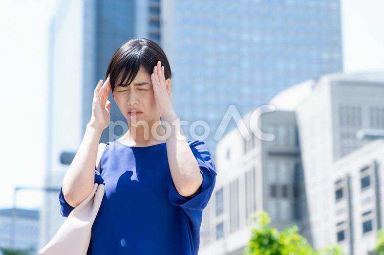 オフィス街で働く若いビジネスウーマン ビジネスウーマン,ビジネス,女性の写真素材