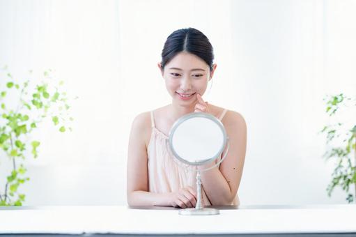 口に手を当てる女性 歯,口元,オーラルケアの写真素材