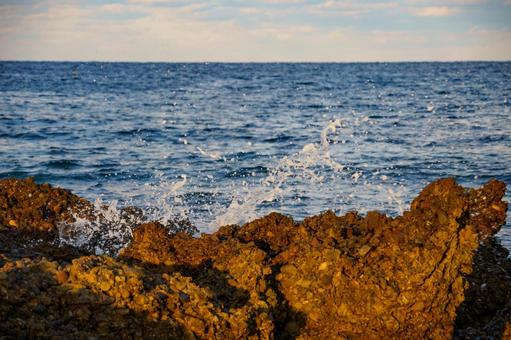 岩に打ち寄せる白波の飛沫 海,自然,風景の写真素材