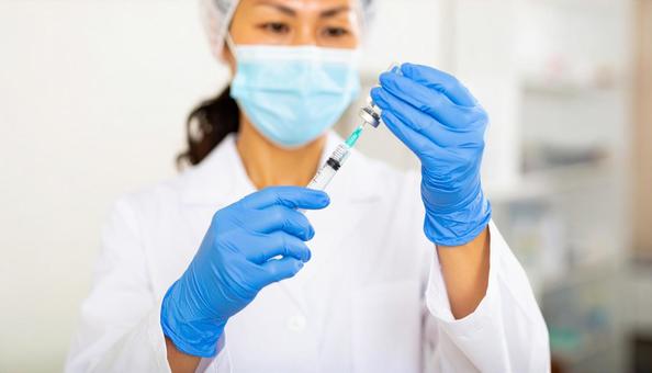 看護師が注射器に薬品を充填している様子 看護師が注射器に薬品を充填している様子の写真