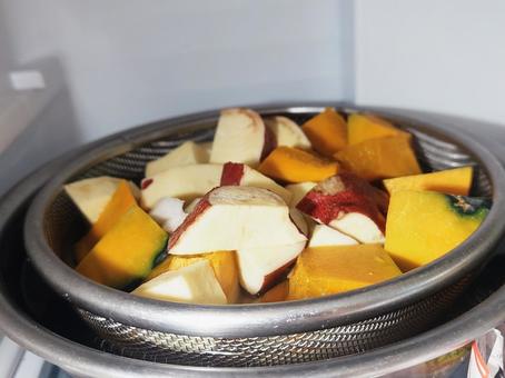 ざるに入れられたカレーの具材 ざる,ボウル,具材の写真素材