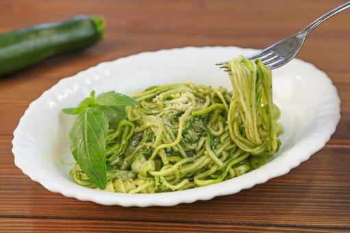ズッキーニのジェノベーゼ ズッキーニのジェノベーゼ ベジヌードル,ズッキーニ,夏野菜の写真素材