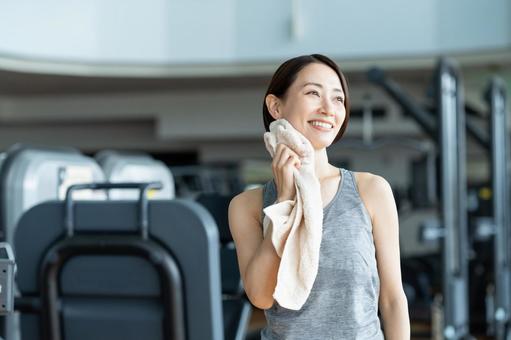 ジムでトレーニングするミドルの女性 ジム,フィットネス,トレーニングの写真素材