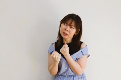 悔しがる女性 悔しがる女性の写真