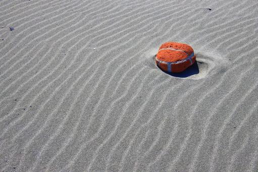 砂浜の丸いレンガブロック 砂浜の丸いレンガブロックの写真