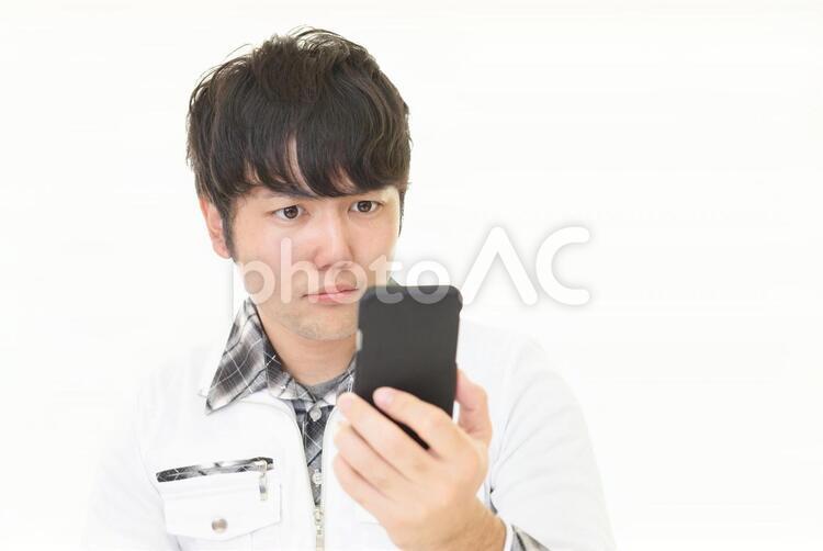 スマートフォンを持つ男性 男性,男,スマートフォンの写真素材