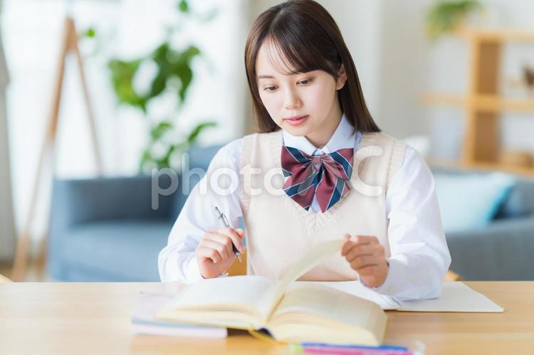 自宅で勉強中に悩む女子高生 高校生,女子,勉強の写真素材
