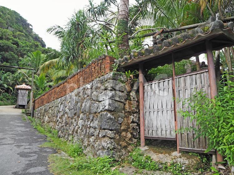 沖縄・石垣と門 沖縄,風景,石垣の写真素材