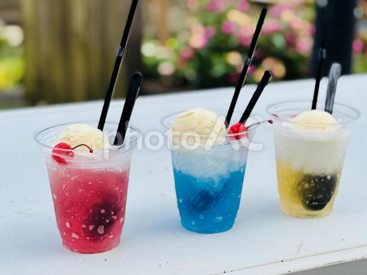 3色のカラフルなクリームソーダ 炭酸,リラックス,おしゃれの写真素材