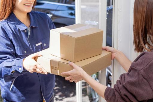 荷物を受け取る手元 荷物を受け取る手元 配達員,女性,宅配の写真素材