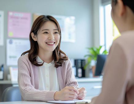 受付の女性の写真