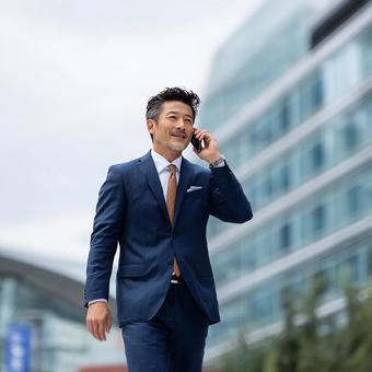 ビジネスシーン:電話中の日本人会社員 ビジネスシーン:電話中の日本人会社員の写真