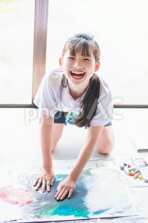 絵の具遊びをする子供 絵の具,絵具,絵具遊びの写真素材
