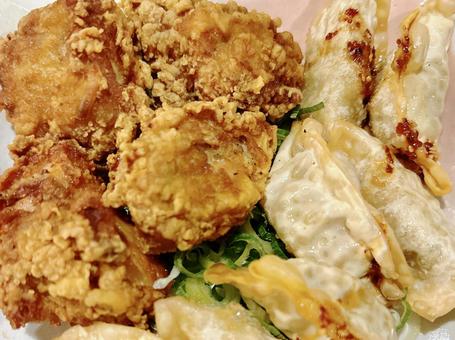 唐揚げと餃子 唐揚げと餃子の写真