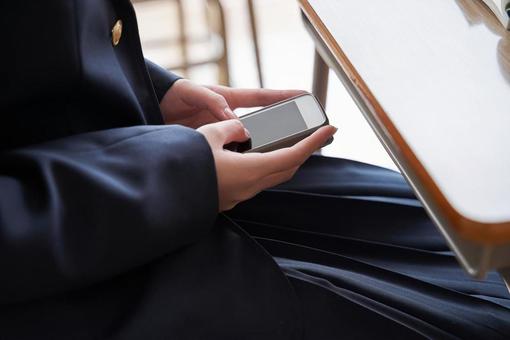 Junior high school students hiding in the classroom and operating their smartphones, étudiant du collège, femme, japonais, JPG