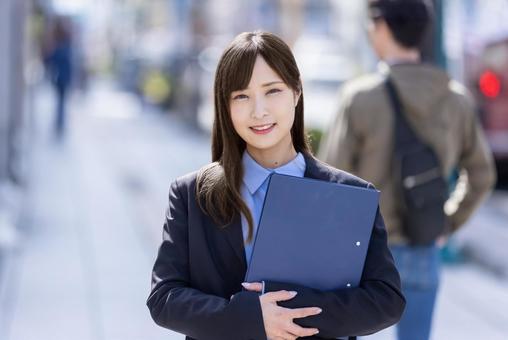 書類を持った女性 Business 書類を持った女性 Business 女性,ビジネス,スーツの写真素材