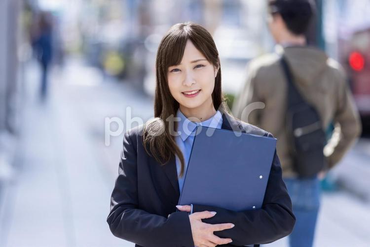 書類を持った女性　Business	 女性,ビジネス,スーツの写真素材