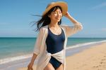 麦わら帽子押さえる女性 女性,麦わら帽子,笑顔の写真素材