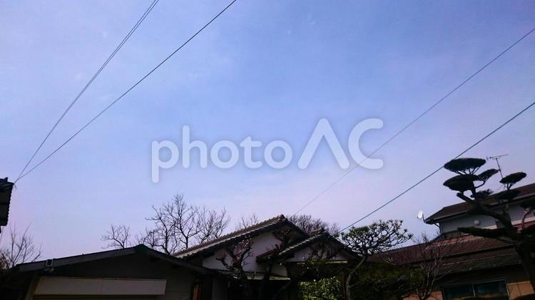 三角屋根と電線  エネルギー,ビル,三角屋根の写真素材