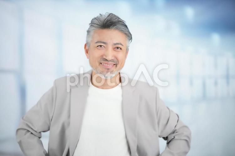 腰に手を置いてかっこつける男性 男性,シニア,働くの写真素材