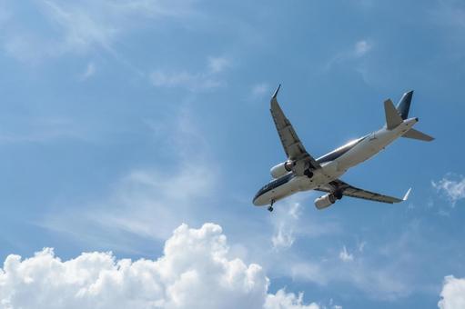 福岡空港上空の穏やかな夏の着陸 福岡空港上空の穏やかな夏の着陸の写真