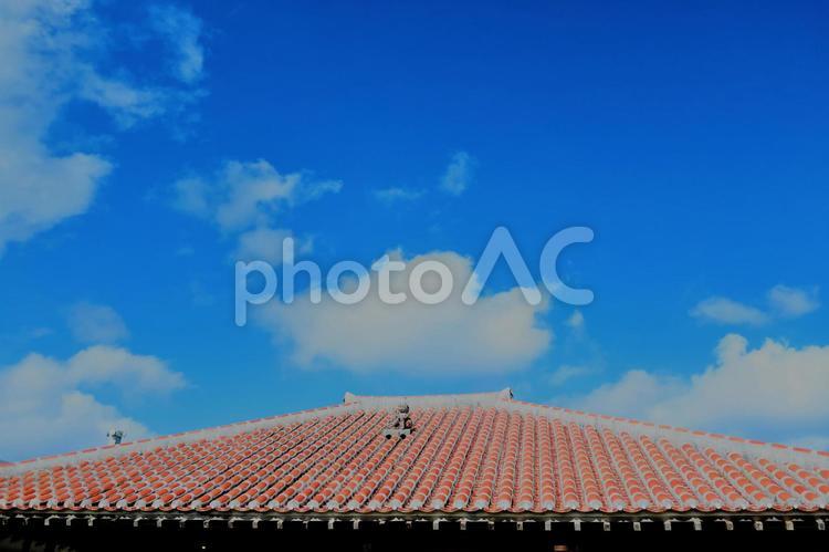 沖縄の赤瓦屋根 赤瓦,那覇,首里の写真素材