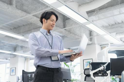 オフィスカジュアルの若い男性エンジニア オフィスカジュアルの若い男性エンジニアの写真