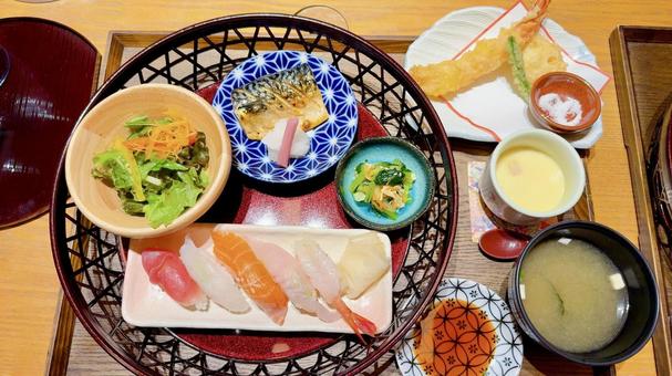 寿司と天ぷら御膳 寿司と天ぷら御膳 食事,寿司,天ぷらの写真素材