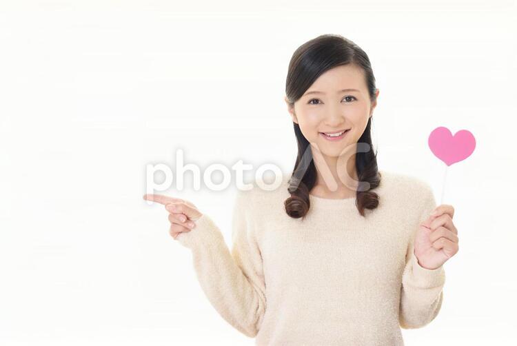 ハートマークを持つ笑顔の女性 女性,ハートマーク,女の写真素材