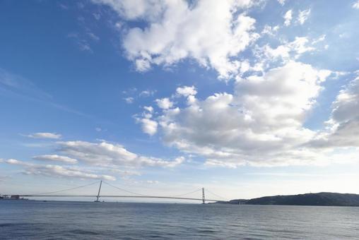 明石方面から見た明石海峡大橋の遠景 明石方面から見た明石海峡大橋の遠景の写真