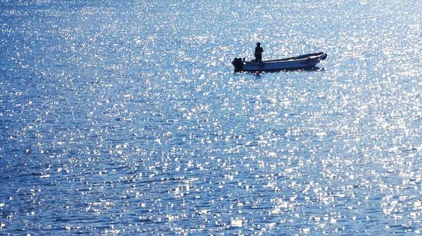 キッラキラに光る瀬戸内海で操業中 コピースペース,広島,瀬戸内海の写真素材