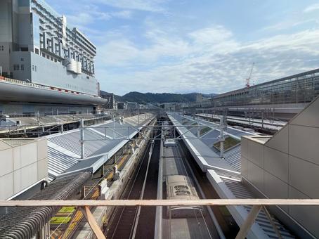 京都駅舎からのホームと東山 京都駅舎からのホームと東山 線路,きれいな山,鉄道の線路の写真素材