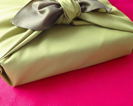 緑と赤が語る　大切な人への確かな想い 風呂敷,包み,ギフトの写真素材