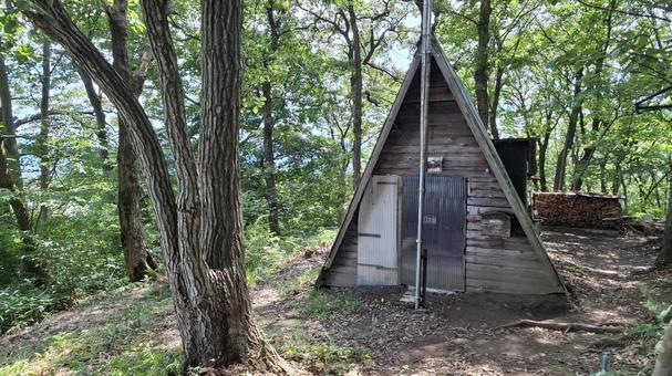 山頂の山小屋 山頂の山小屋 山小屋,小屋,トタン屋根の写真素材