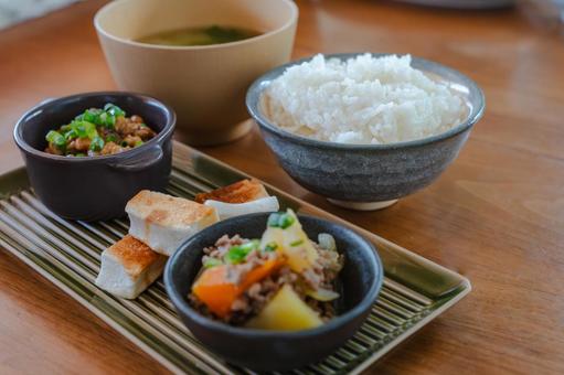 納豆と肉じゃがのごはんの朝食 朝食,和食,納豆の写真素材